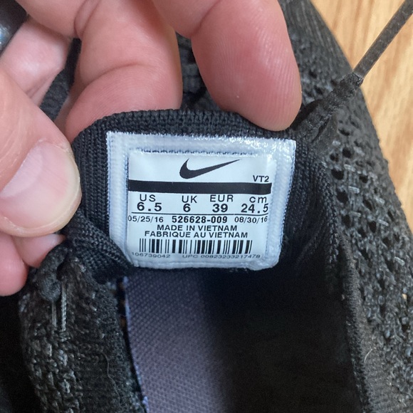 Mens flyknit racer 6.5 women’s size 8 - worn a couple of times - asking $140 obo - Picture 4 of 4